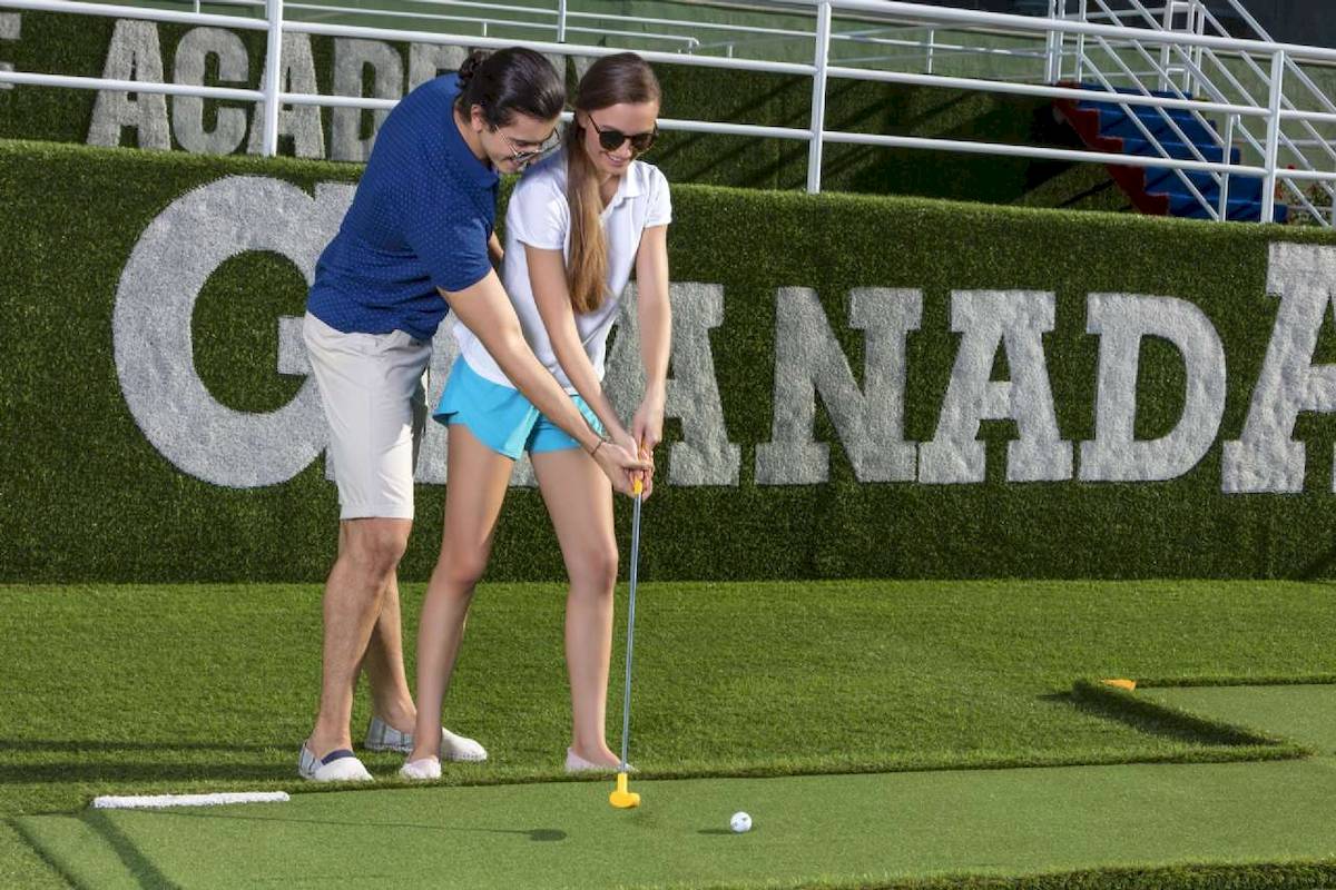 Golfkurs im Granada Luxury Okurcalar Hotel mit zwei Spielern, einer Frau und einem Mann.