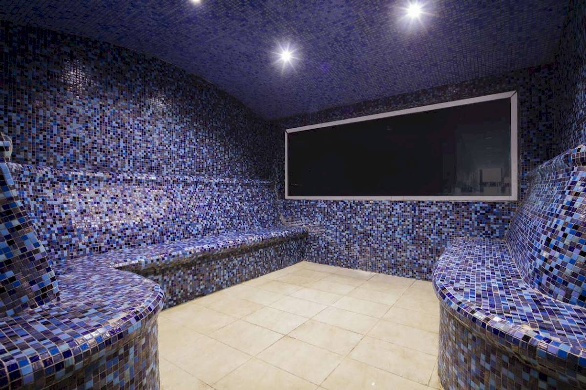 Saunaraum mit blauen Fliesen und Sofas im Granada Luxury Hotel Okurcalar