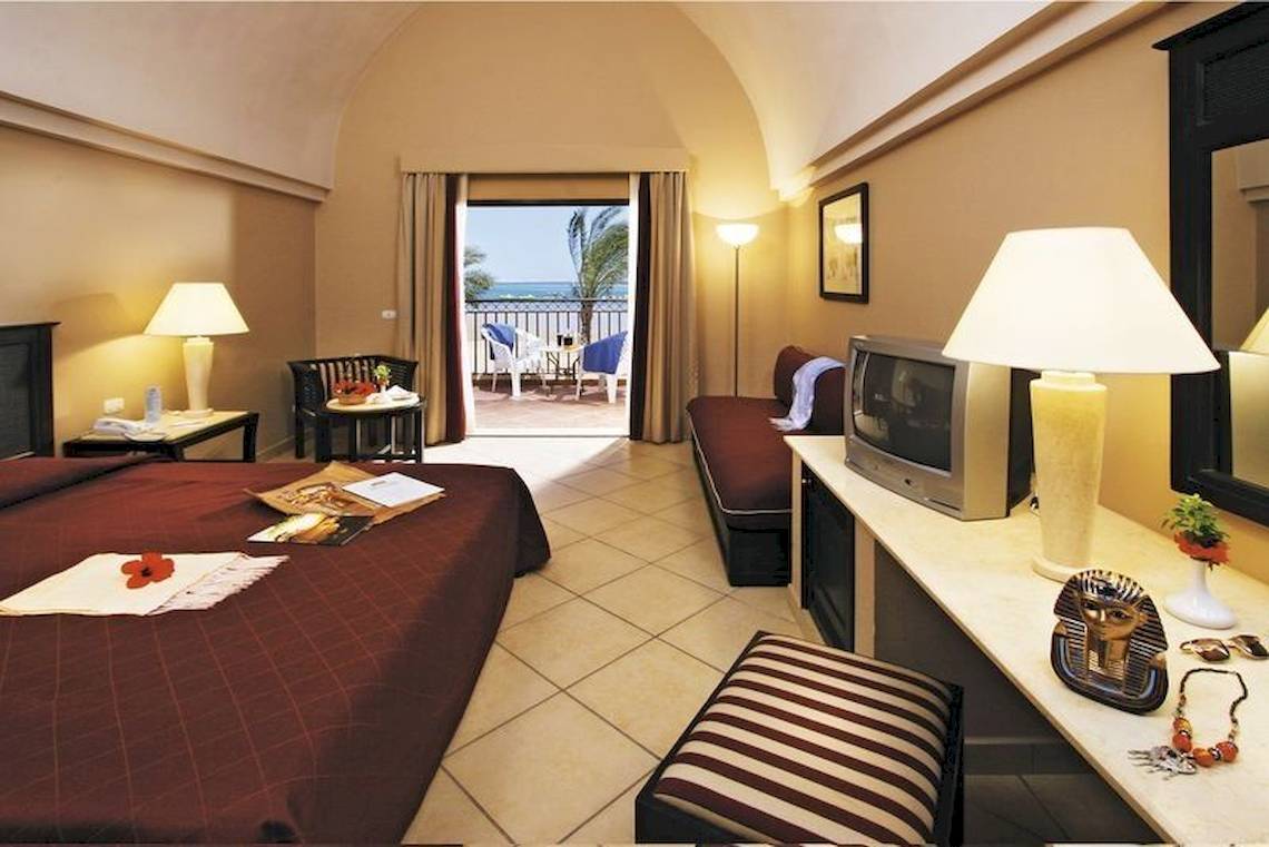 Doppelzimmer im Jaz Belvedere Resort mit Blick auf den Balkon und das Meer.