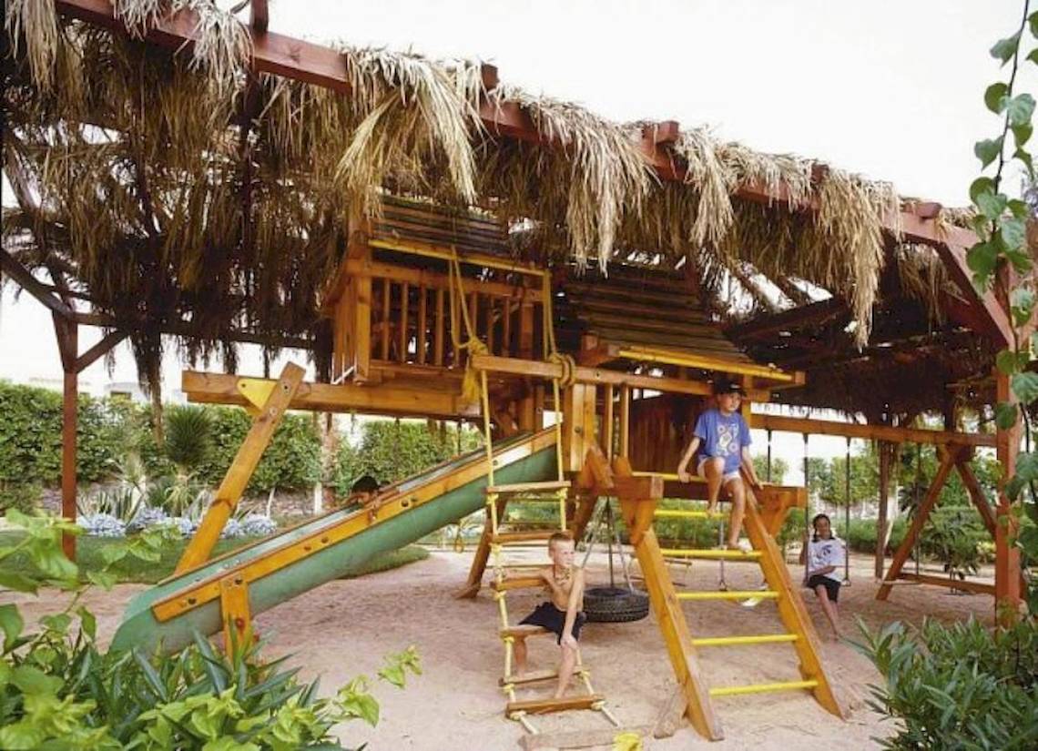 Kinderspielplatz im Jaz Belvedere Resort mit Rutsche, Schaukeln und Sandkasten.
