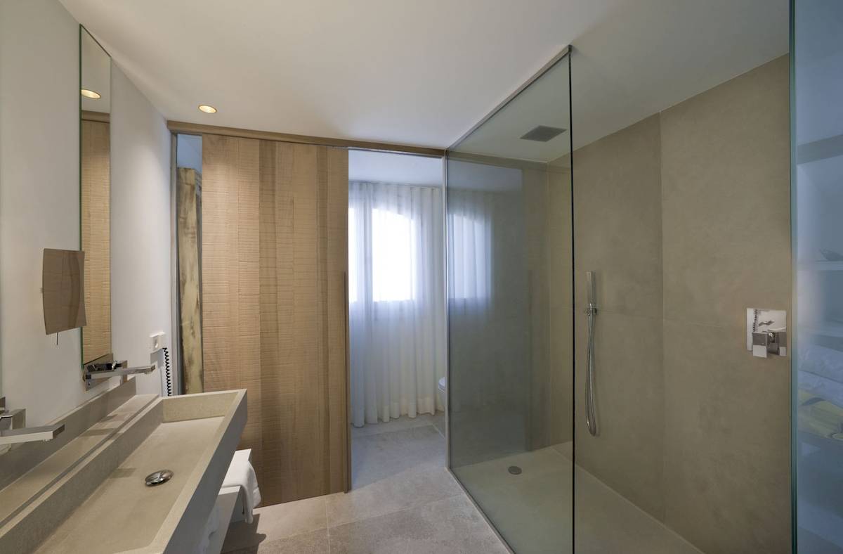 Hotel Paraiso de los Pinos Badezimmer mit Dusche, Spiegel und Waschbecken