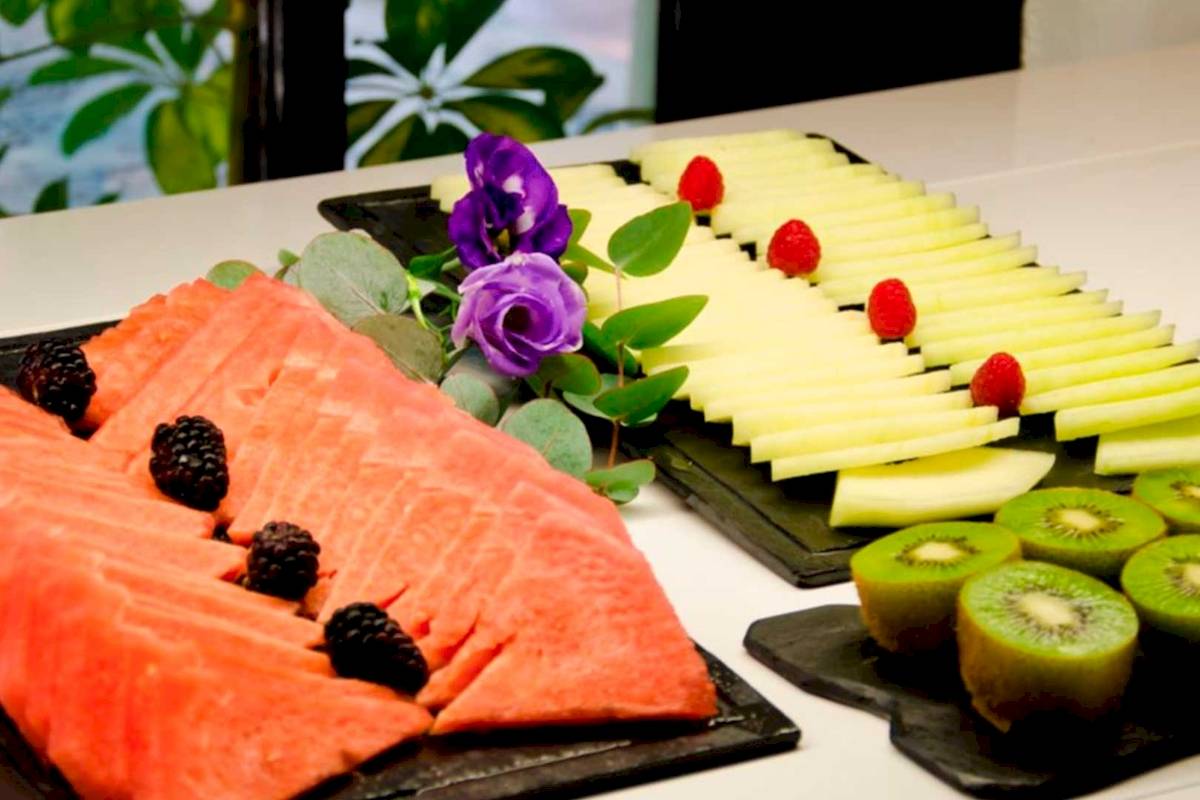Obstplatte im Hotel Paraiso de los Pinos mit Wassermelonen, Äpfeln, Kiwis und Beeren.