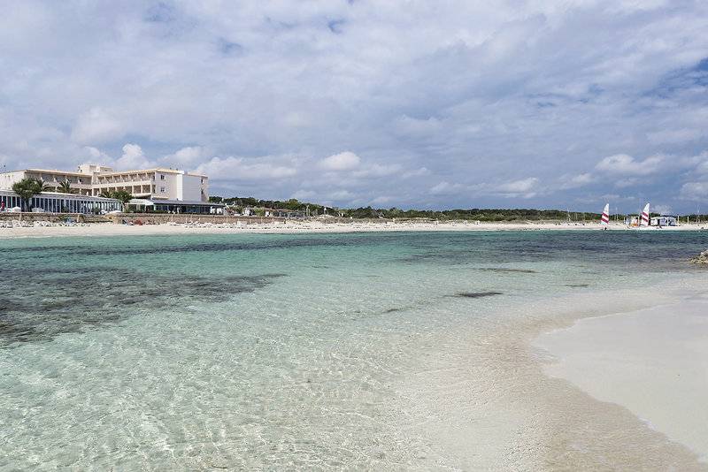 Tahiti Hotel am Strand mit klarem Wasser und blauem Himmel