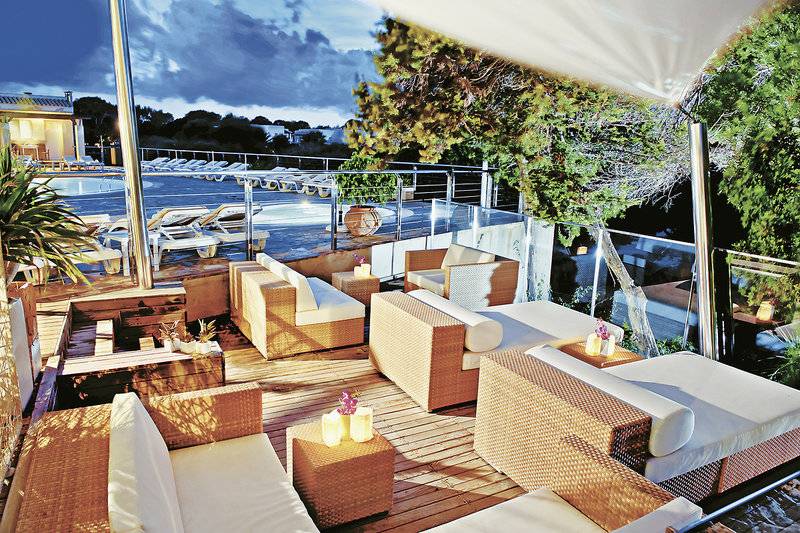 Terrasse des Tahiti Hotels bei Nacht mit Blick auf einen Pool und Liegen.