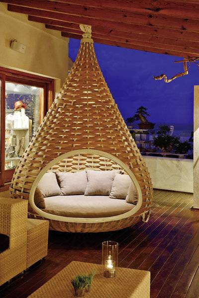 Nacht-Lounge-Sitzecke im Freien im Tahiti Hotel mit einer Hängematte und Kissen.