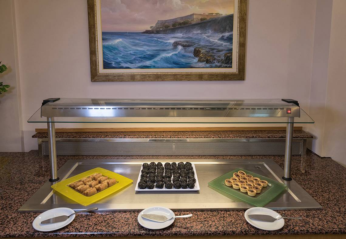 Buffet-Tisch mit verschiedenen Süßigkeiten im Eliros Mare Hotel.