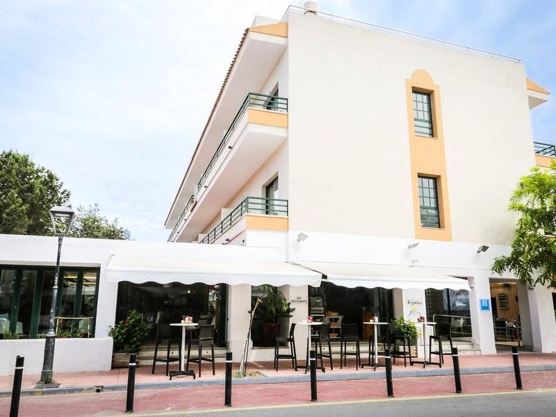 Außenansicht des Rosales Formentera Hotels mit Terrasse und Tischen.