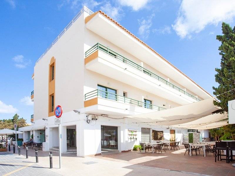 Rosales Formentera Hotel Außenansicht mit Terrasse und Tisch.