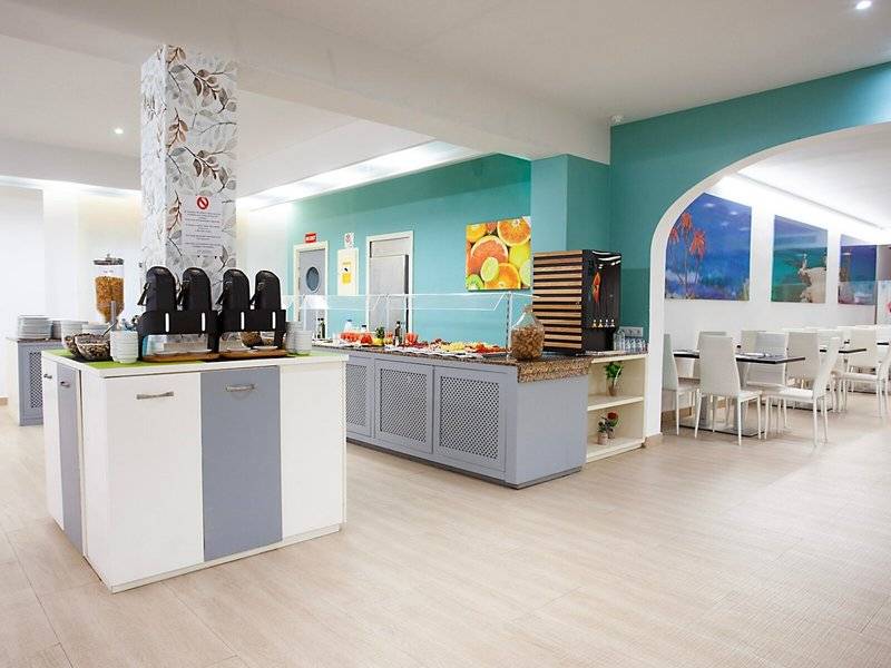 Speisebereich des Rosales Formentera Hotels mit Buffet, Tischen und Stühlen.