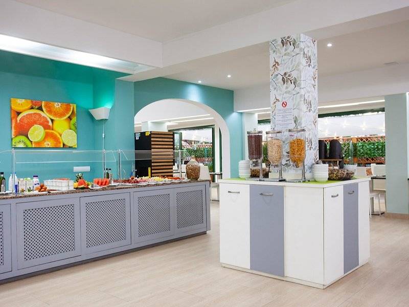 Frühstücksbuffet im Rosales Formentera Hotel mit verschiedenen Früchten und Cerealien.