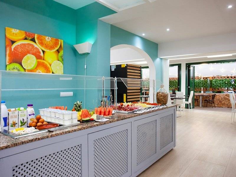 Frühstücksbuffet im Rosales Formentera Hotel mit verschiedenen Früchten und Getränken.