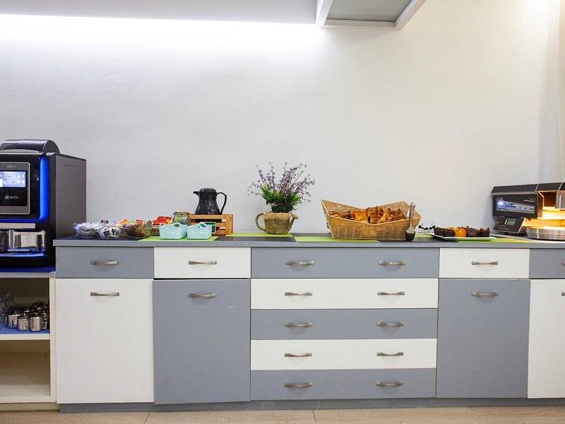 Frühstücksbuffet im Rosales Formentera Hotel mit verschiedenen Lebensmitteln und Getränken.