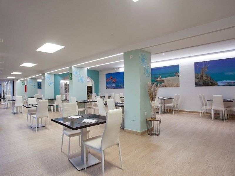 Essenbereich im Rosales Formentera Hotel mit Tisch und Stühlen