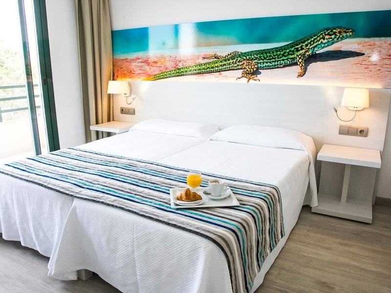 Doppelzimmer mit Frühstück, Bett und Terrasse im Rosales Formentera Hotel