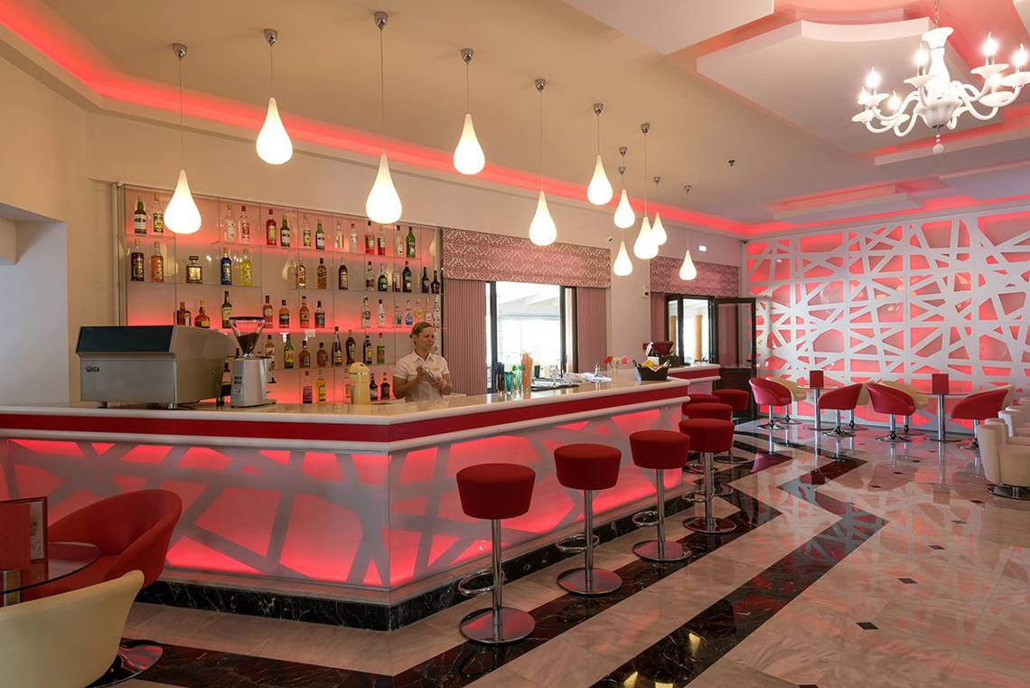 Bar des Eliros Mare Hotels mit rot beleuchteten Wänden und Theke