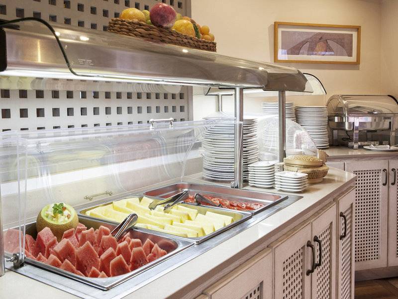 Frühstücksbuffet im Hotel Voramar Formentera mit verschiedenen Früchten und Aufschnitt.