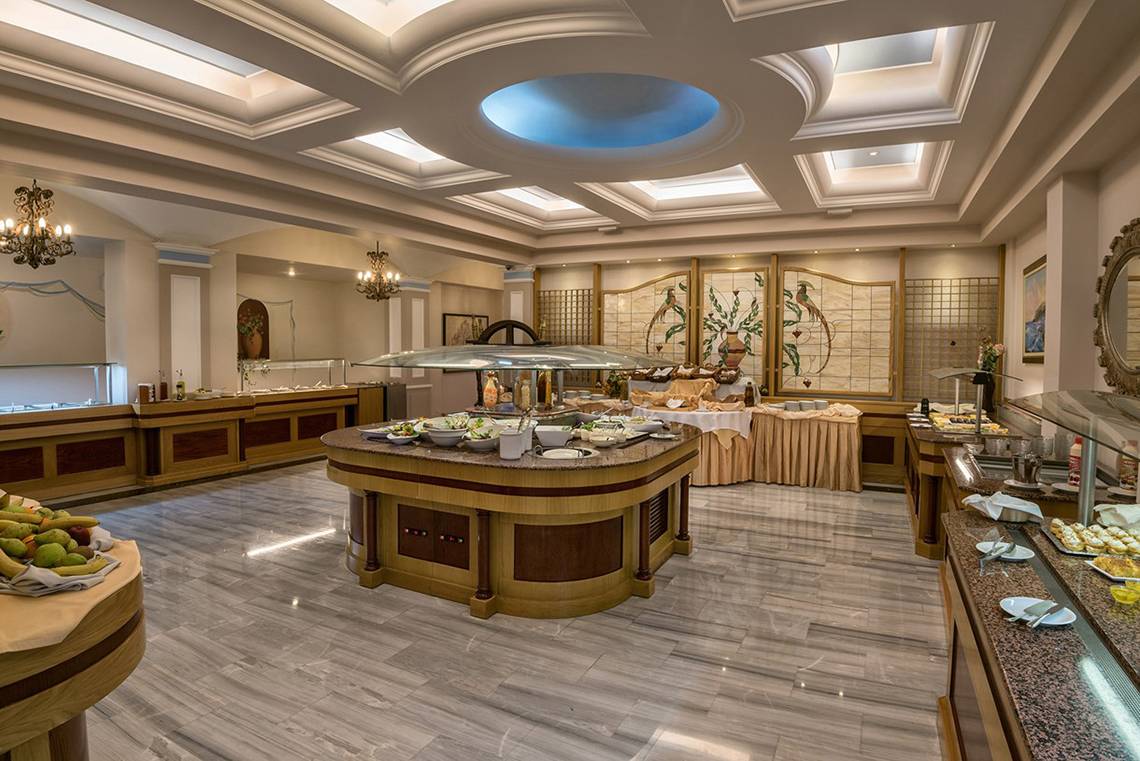 Frühstücksbuffet im Eliros Mare Hotel mit verschiedenen Speisen und Früchten.