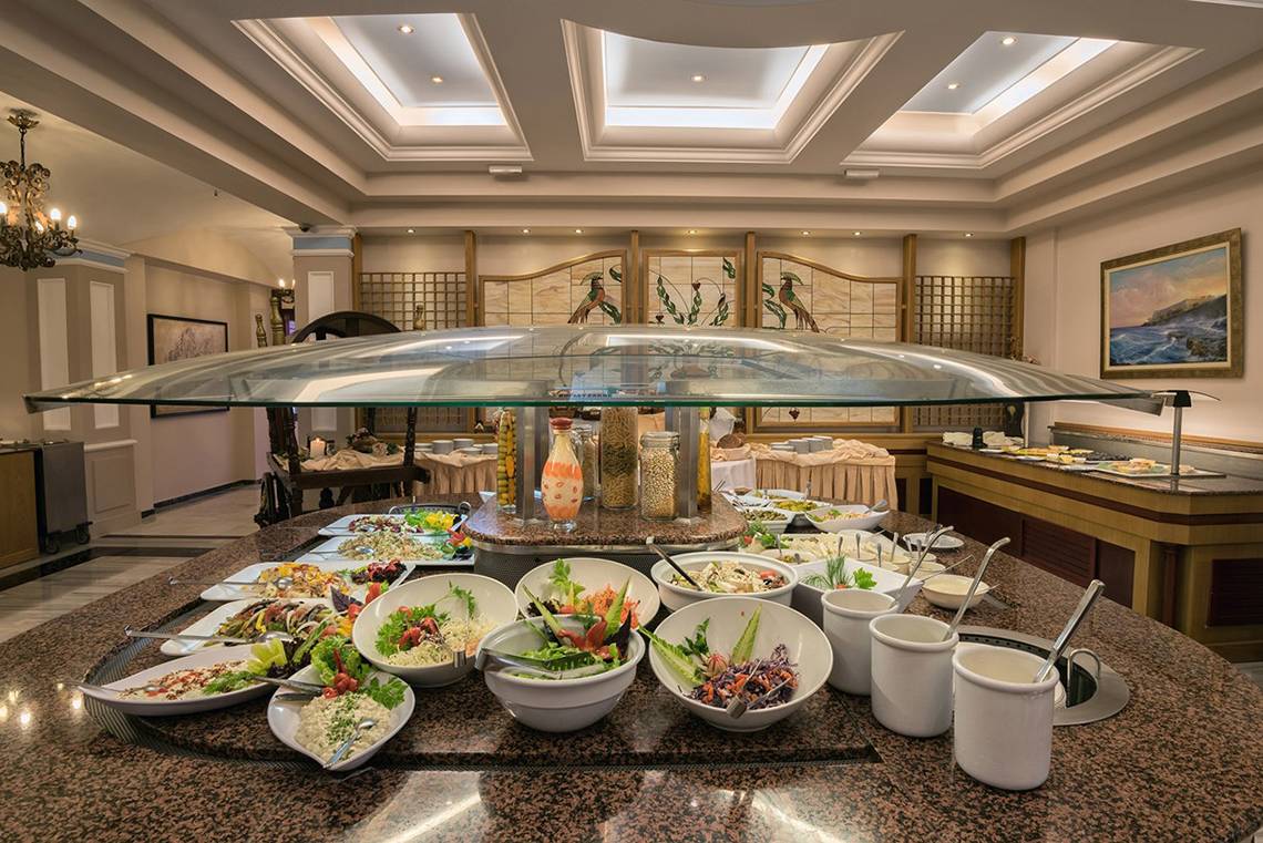 Buffetbereich im Eliros Mare Hotel mit einer Auswahl an Salaten und Dips.