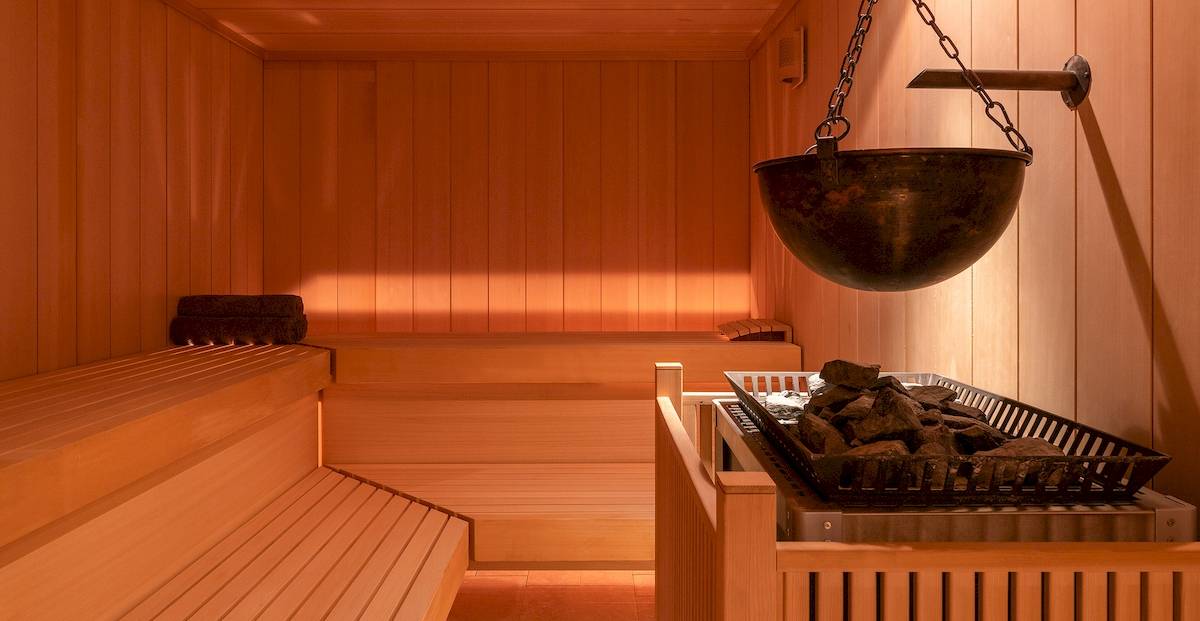 Innenansicht der Sauna im Helea Lifestyle Beach Resort mit Holzwänden und Bänken.