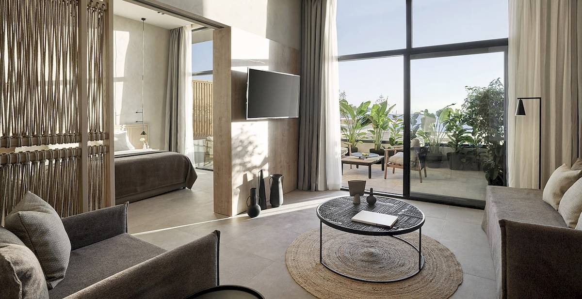 Wohnbereich des Helea Lifestyle Beach Resorts mit Blick auf das Schlafzimmer und Terrasse.