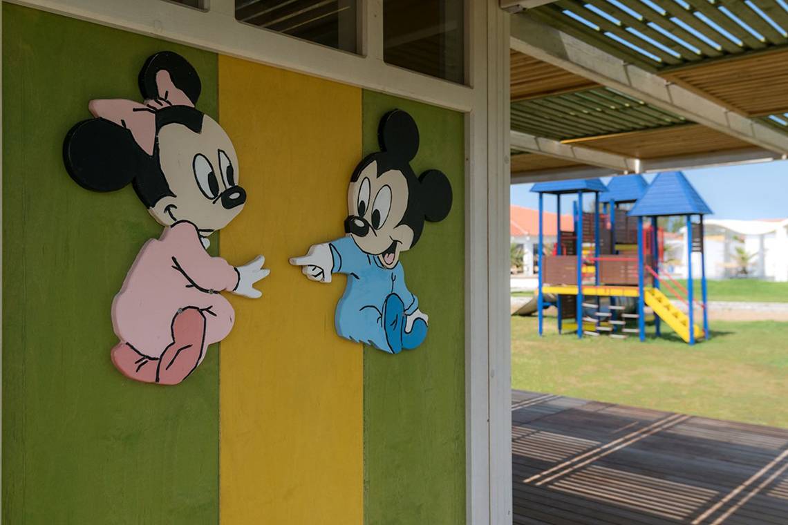 Micky und Minnie auf der Wand eines Hauses im Eliros Mare Hotel.