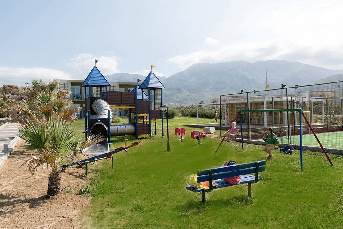 Kinderspielplatz im Freien am Eliros Mare Hotel mit Rutsche und Schaukeln.