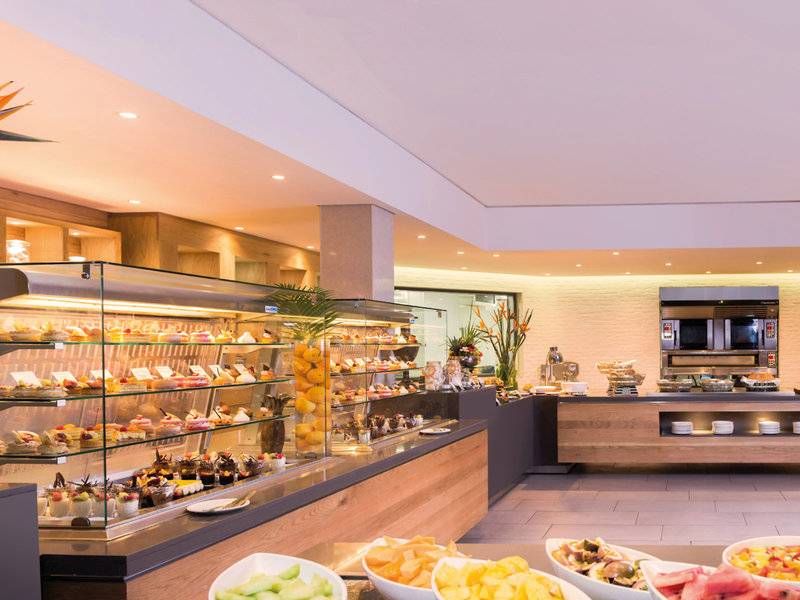 Buffetbereich im Paradis Beachcomber Golf Resort & Spa mit vielen Desserts und Früchten.