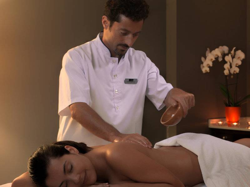 Massage im H10 Tenerife Playa Hotel, Mann massiert Frau auf Liege