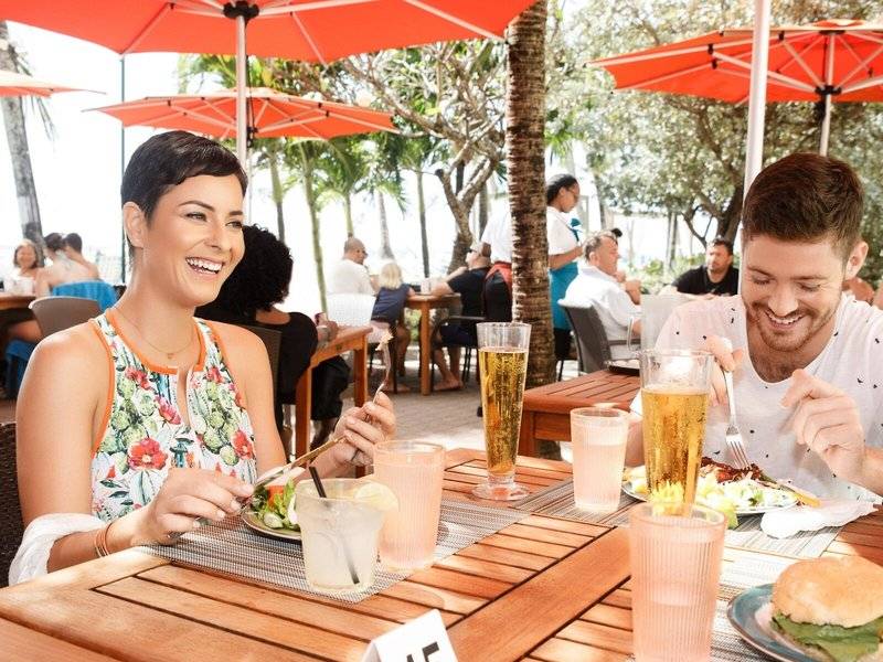 Paar am Tisch essen im Sugar Bay Barbados Hotel