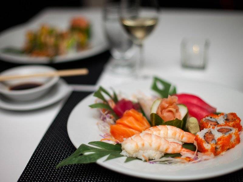 Sushi-Platte auf dem Tisch von Sugar Bay Barbados mit Sojasauce und Getränken