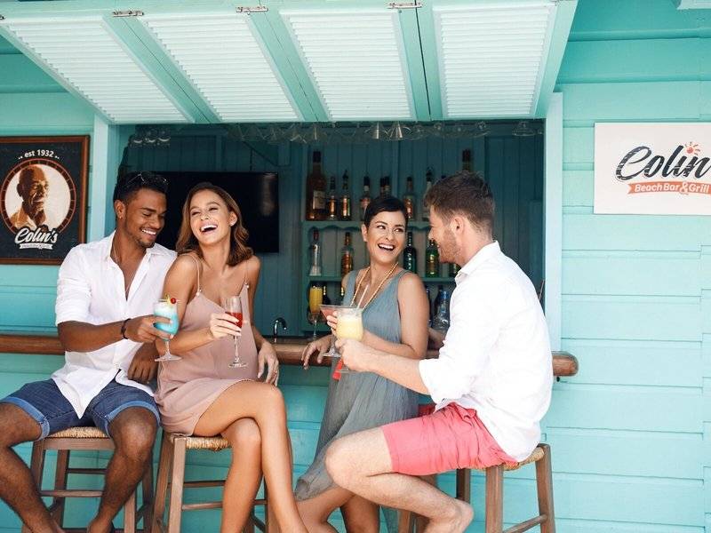 Gruppe von Gästen an der Cocktailbar des Sugar Bay Barbados Hotels