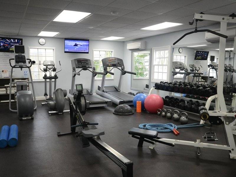 Fitnesscenter im Sugar Bay Barbados Hotel mit Laufbändern, Hanteln und anderen Trainingsgeräten.