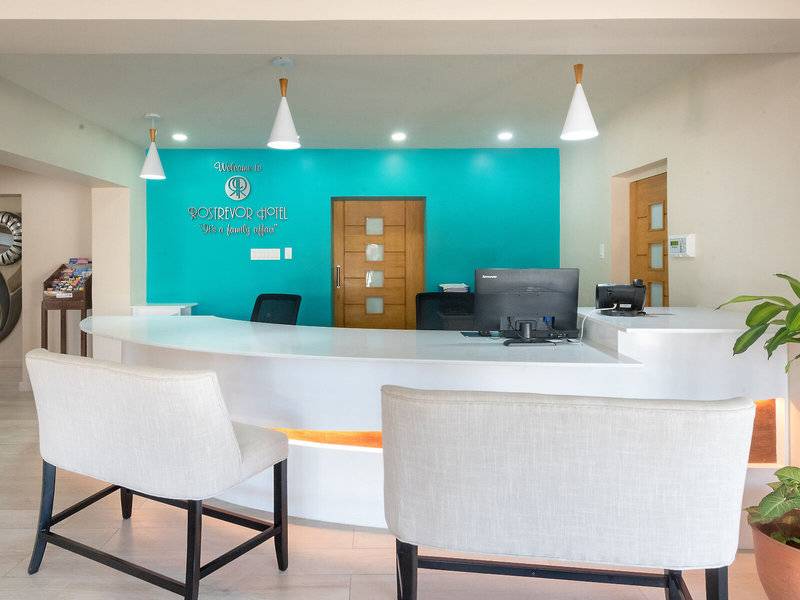 Empfangsbereich des Rostrevor Hotels mit blauer Wand und Schreibtisch