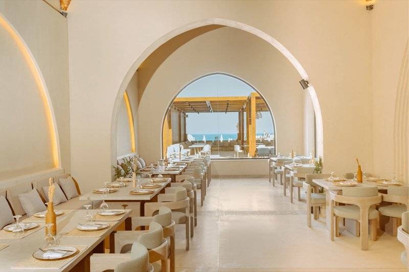 Innenbereich des Sunrise Anjum Resort Restaurant mit Blick auf das Meer.