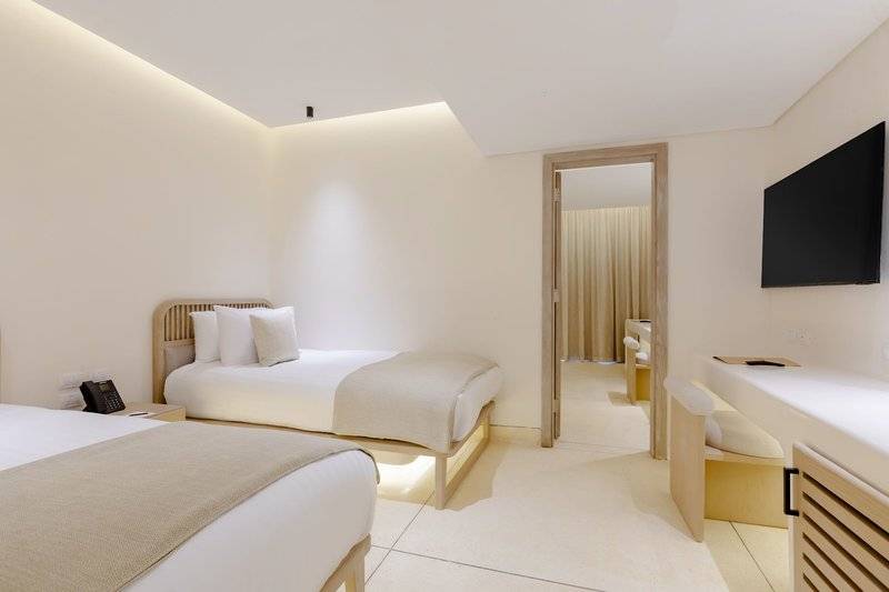 Doppelbettzimmer im Sunrise Anjum Resort mit modernen Möbeln und hellem Interieur.