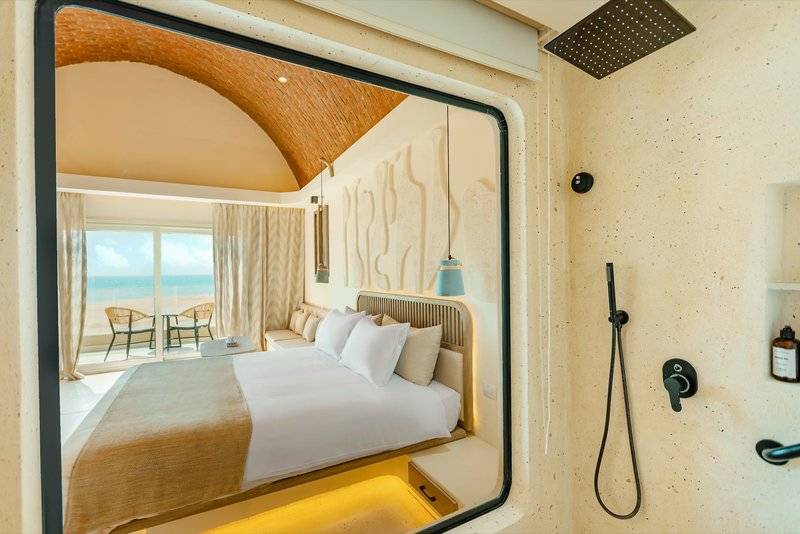 Innenansicht eines Hotelzimmers im Sunrise Anjum Resort mit Blick auf das Meer.