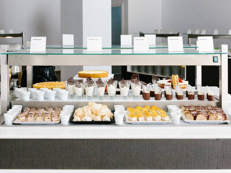 Buffet-Tisch im AluaSoul Ibiza mit einer Auswahl an Desserts und Gebäck.