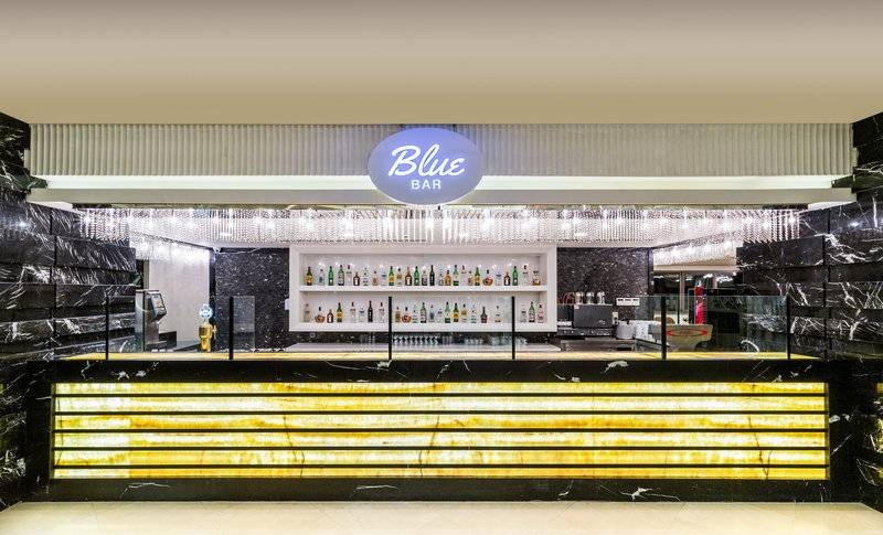 Barbereich des Sensitive Premium Resort & Spa mit Blue Bar Schild und Theke.