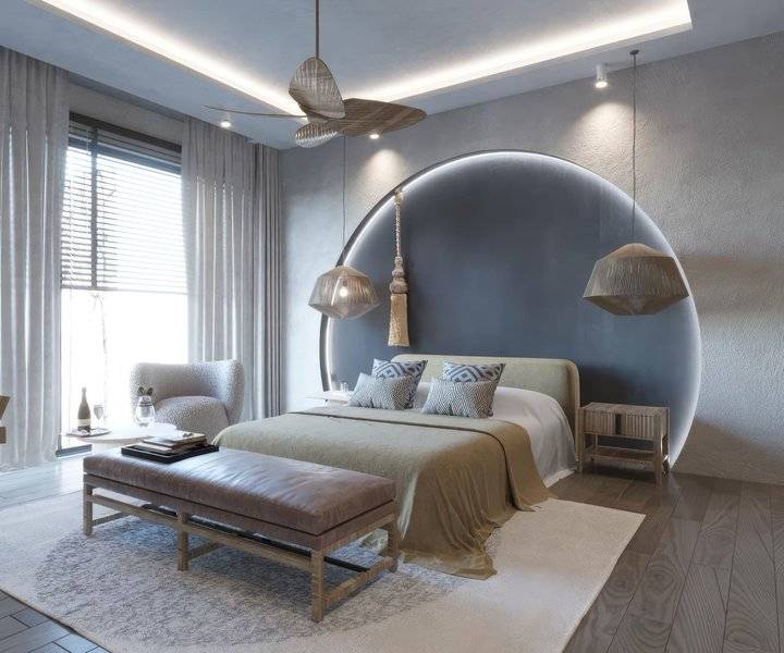 Innenansicht eines Schlafzimmers im Ethno Belek Hotel mit Halbkreiswand, Bett, Nachttischen und Wohnzimmermöbeln.