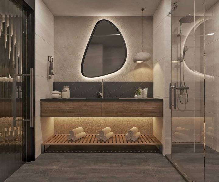 Ethno Belek Badezimmer mit Holzmöbeln, Spiegel und Dusche.