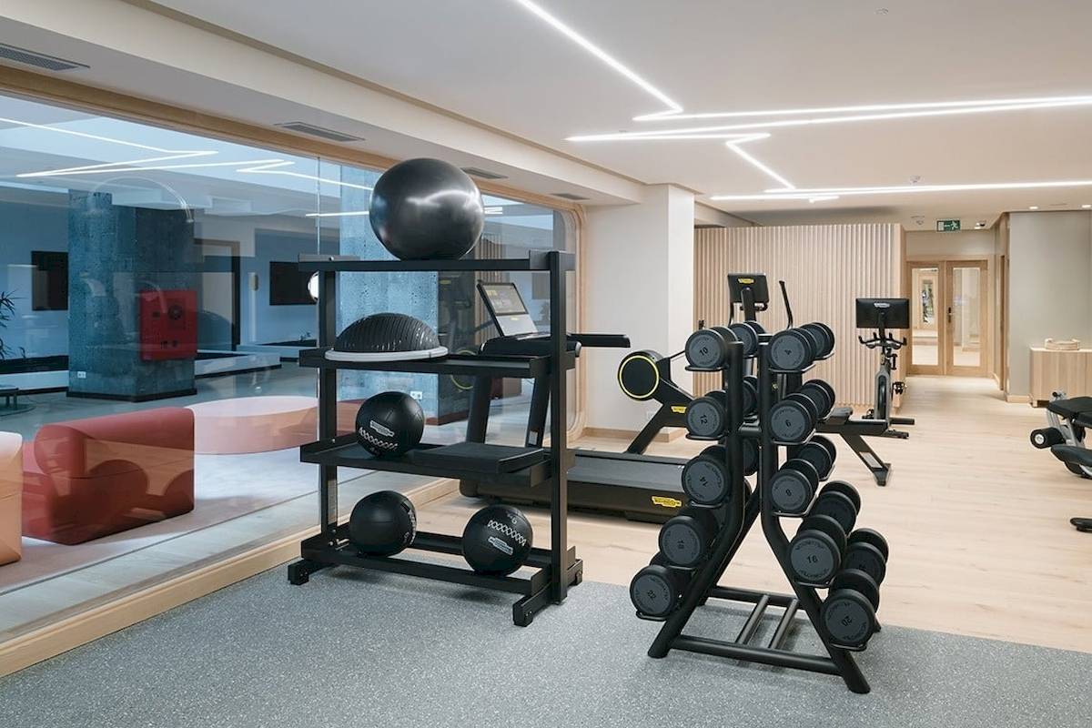Fitnessbereich des Plus Fariones Suite Hotel mit verschiedenen Geräten und Geräten.