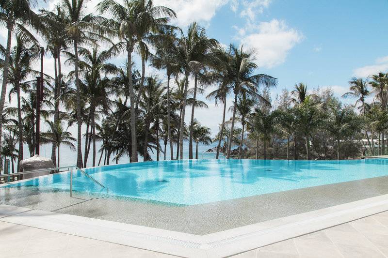 Fariones Hotel Pool mit Palmen und Meerblick