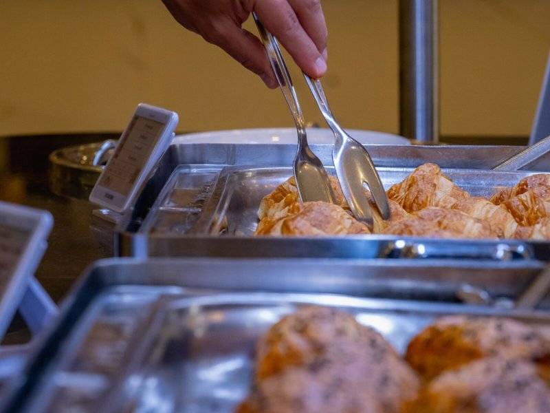 Ein Buffet im Ducale Lara Hotel mit verschiedenen Gebäcksorten auf Silberschalen.
