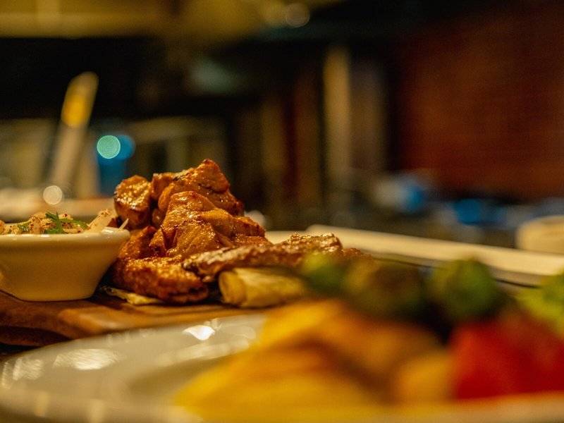 Grillgericht auf einem Holzbrett im Ducale Lara Hotel