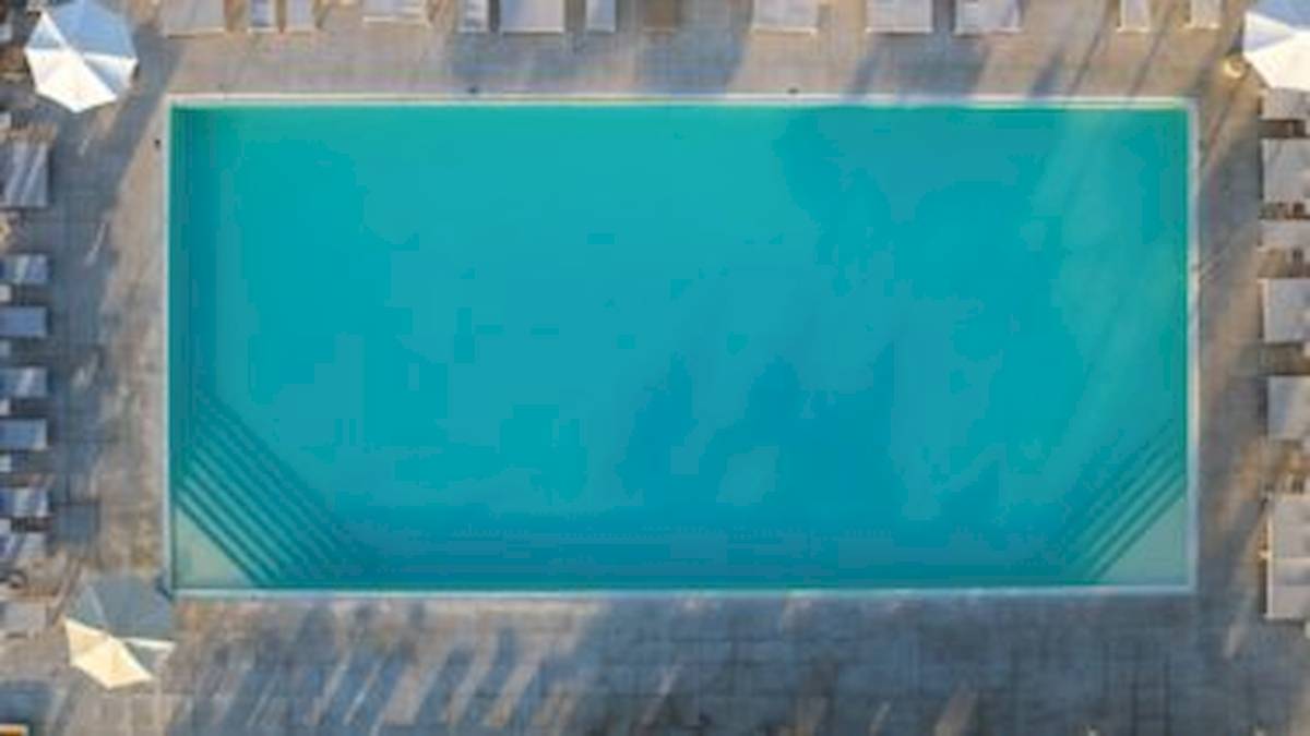 Luftaufnahme des Domes Aulus Zante Pools mit blauem Wasser und Sonnenschirmen