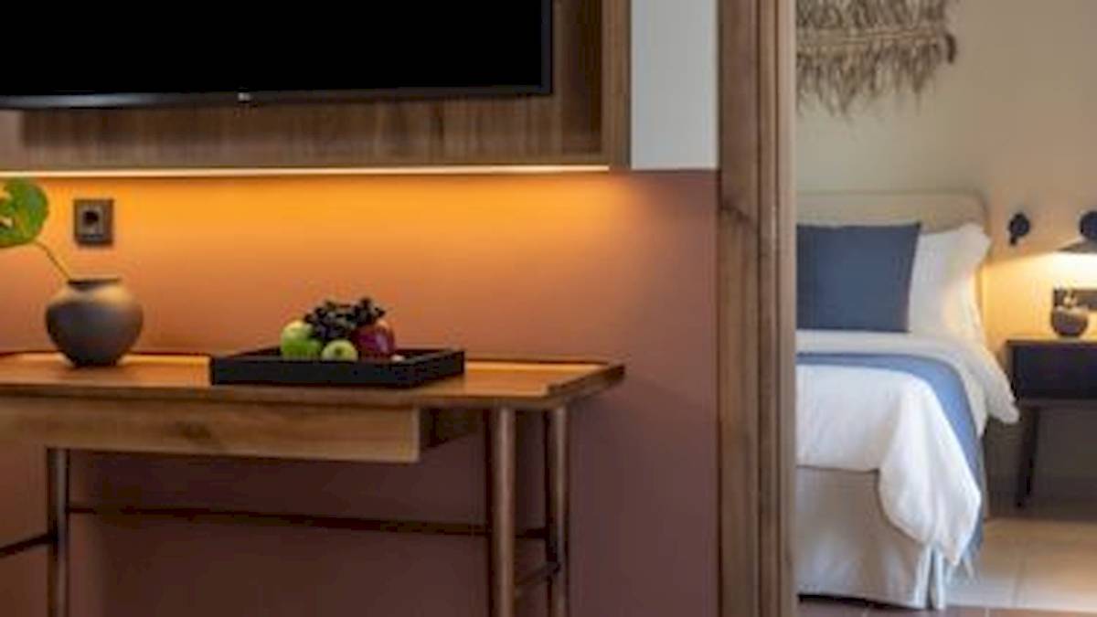 Domes Aulus Zante Hotelzimmer mit Bett und Tisch mit Obst