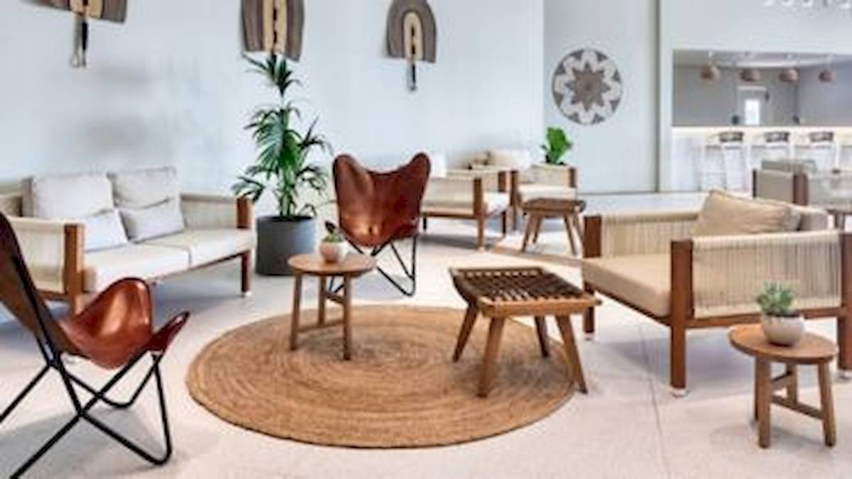 Lobby des Domes Aulus Zante Hotels mit modernen Möbeln und Pflanzen.
