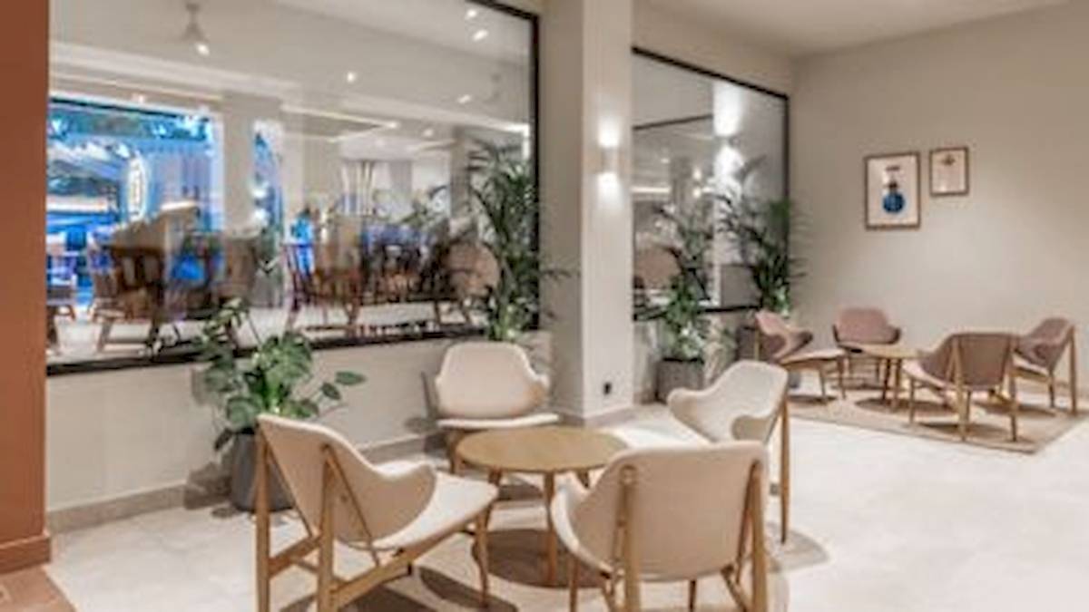 Innenansicht der Lobby des Domes Aulus Zante Hotels mit Sitzbereichen und Pflanzen.