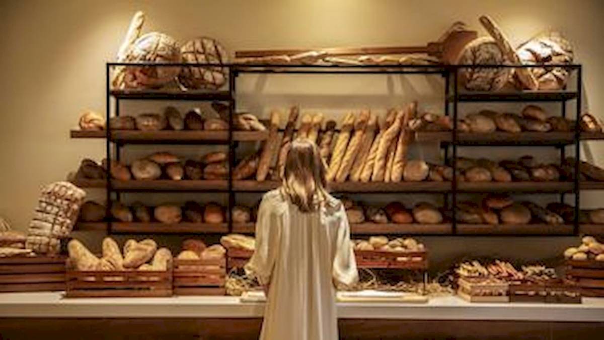 Frau vor einer Auswahl von Brotsorten im Hotel Domes Aulus Zante.