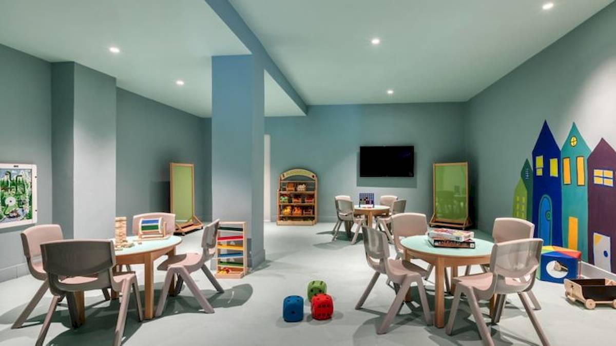 Kinder Spielzimmer im Domes Aulus Zante mit bunten Wänden, Tischen, Stühlen und Spielzeug.